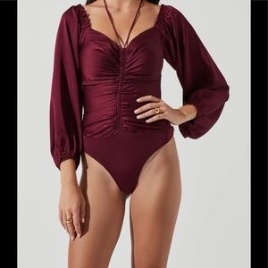 LONG SLEEVE CINCH CENTER CONVERTIBLE NECKLINE BODYSUIT, M